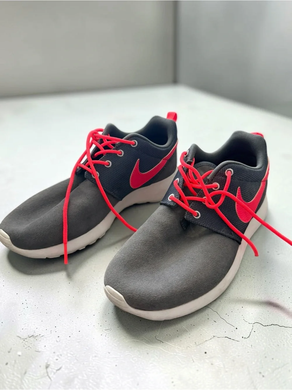 Nike - Roshe - Kids Size 7- Charcoal Gray Sneakers with Neon Swoosh
